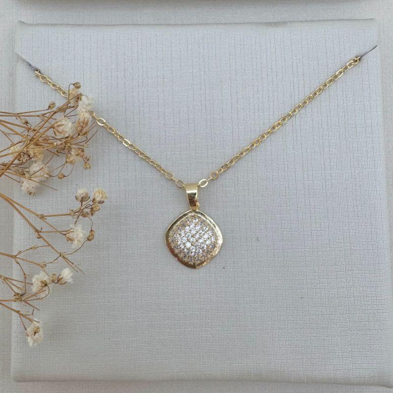 09.2293.1.O - (45) COlar de elos ovais com pingente quadrado abaloado cravejado e borda lisa larga