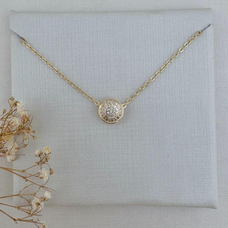 09.2294.1.O - (45) Colar de elos com pingente moeda cravejado com galeria