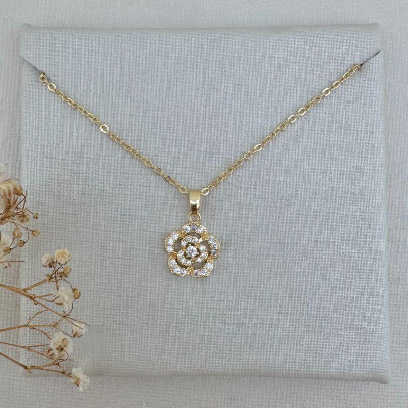 09.2296.1.O - (45) Colar de elos ovais com pingente de flor Dalia desenhada cravejada