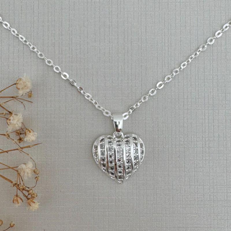 09.2299.1.S - (45) Colar de elos ovais com pingente de coração em colunas cravejadas separadas