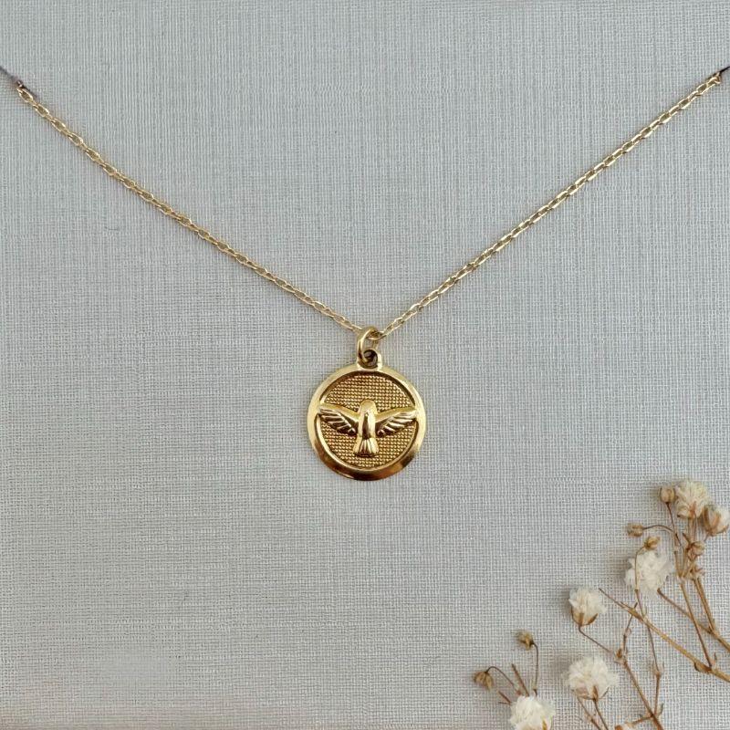 09.2319.0.O - (45) Colar de elos americanos com pingente de espirito santo em moeda