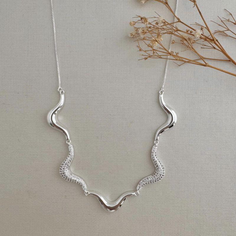 09.2327.1.S - (47) Colar de ondas orgânicas de cravação intercalada