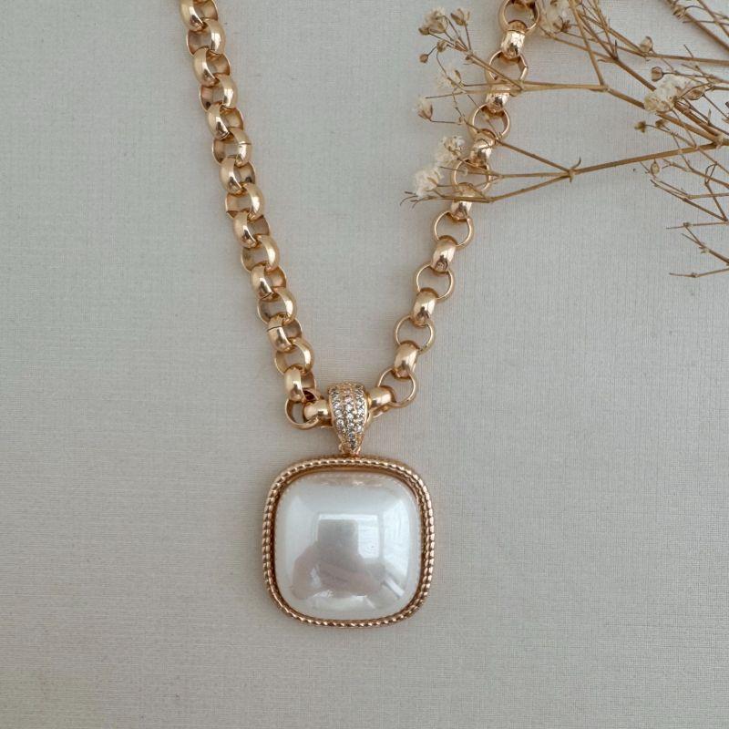 09.2332.15.O - (45) Colar de elos portugueses com pingente quadrado gigante de pérola com galeria cravejada