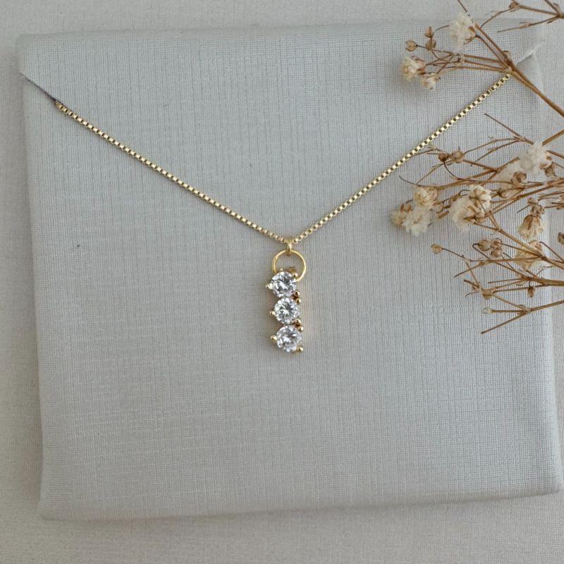 09.2336.1.O - (45) Colar de veneziana com pingente tre pontos de luz juntos