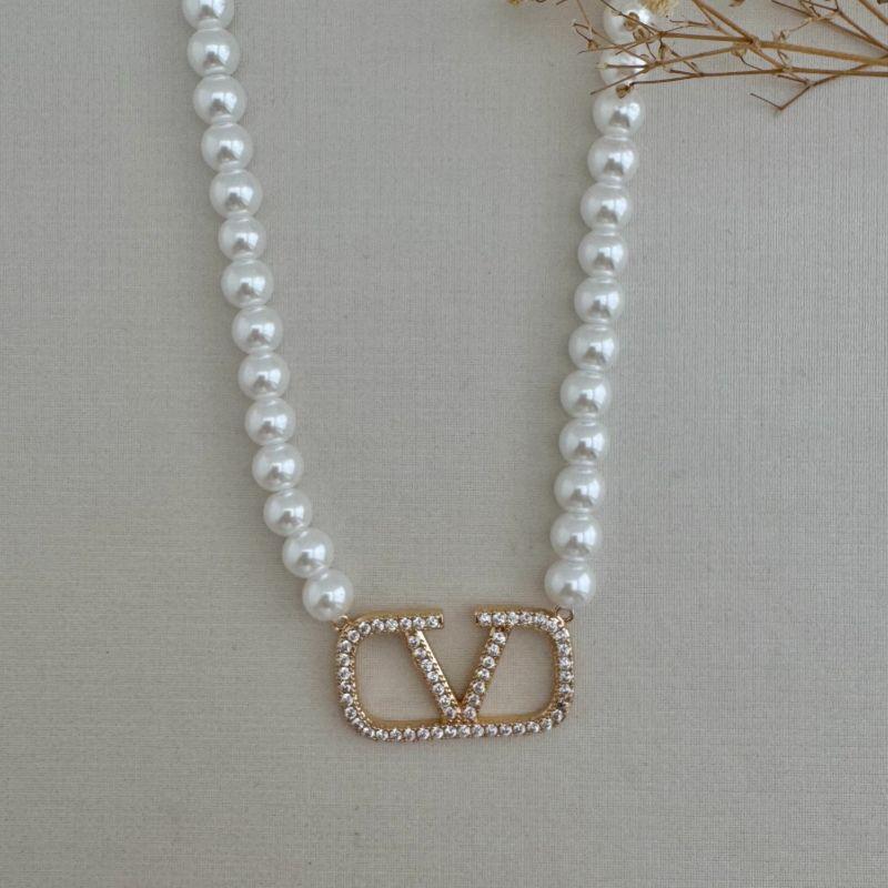 09.2337.15.O - (42) Colar de pérolas com pingente meio insp. LuisVitton