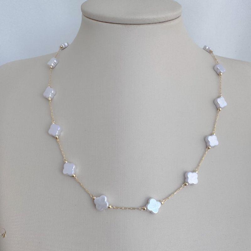 09.2340.15.O - (45) Colar de flor Alhambra em perolado em elos retangulares finos