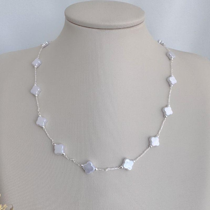 09.2340.15.S - (45) Colar de flor Alhambra em perolado em elos retangulares finos