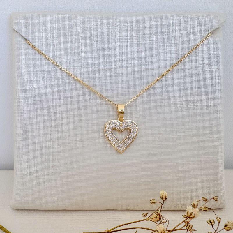 09.2343.1.O - (45) Colar coração largo cravejado com corrente de veneziana