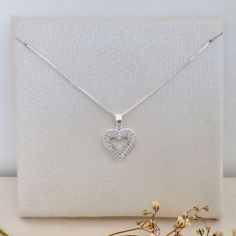 09.2343.1.S - (45) Colar coração largo cravejado com corrente de veneziana