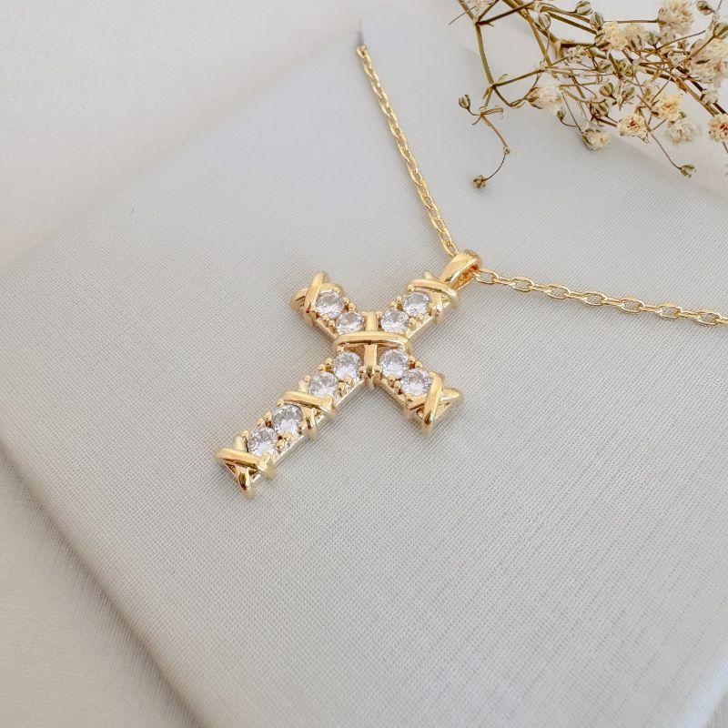 09.2346.1.O - (45) Colar de cruz em pontos de luz com efeito amarrada em corrente de elos cartier