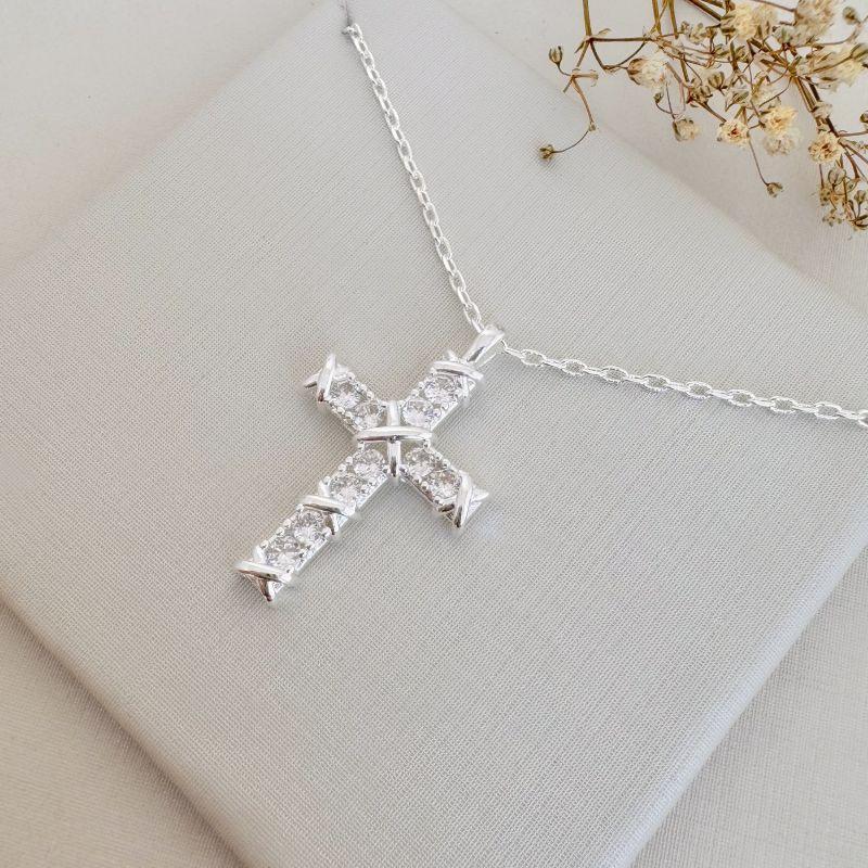 09.2346.1.S - (45) Colar de cruz em pontos de luz com efeito amarrada em corrente de elos cartier