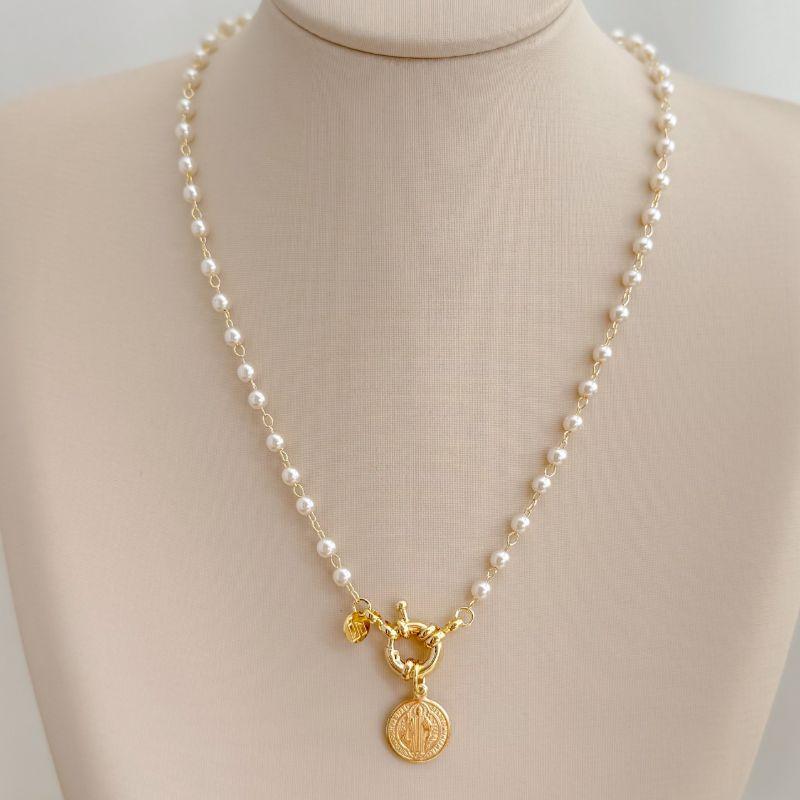 09.2359.15.O - (40) Colar de pérolas espaçadas em cartier com fecho boia e pingente de São Bento