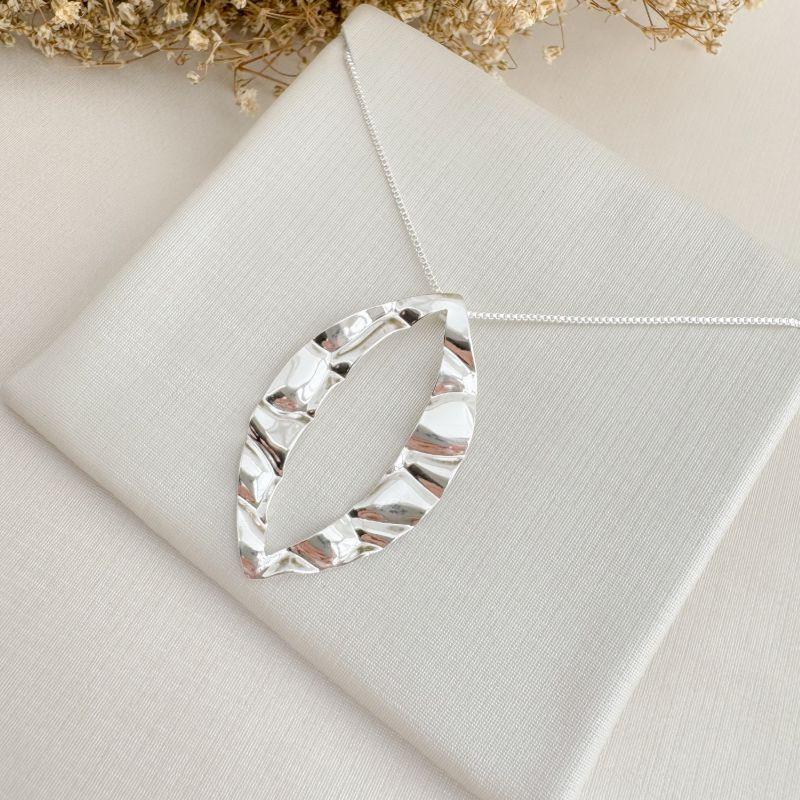 09.2360.0.S - (45) Colar veneziana com pingente grande formato navete em efeito orgânico