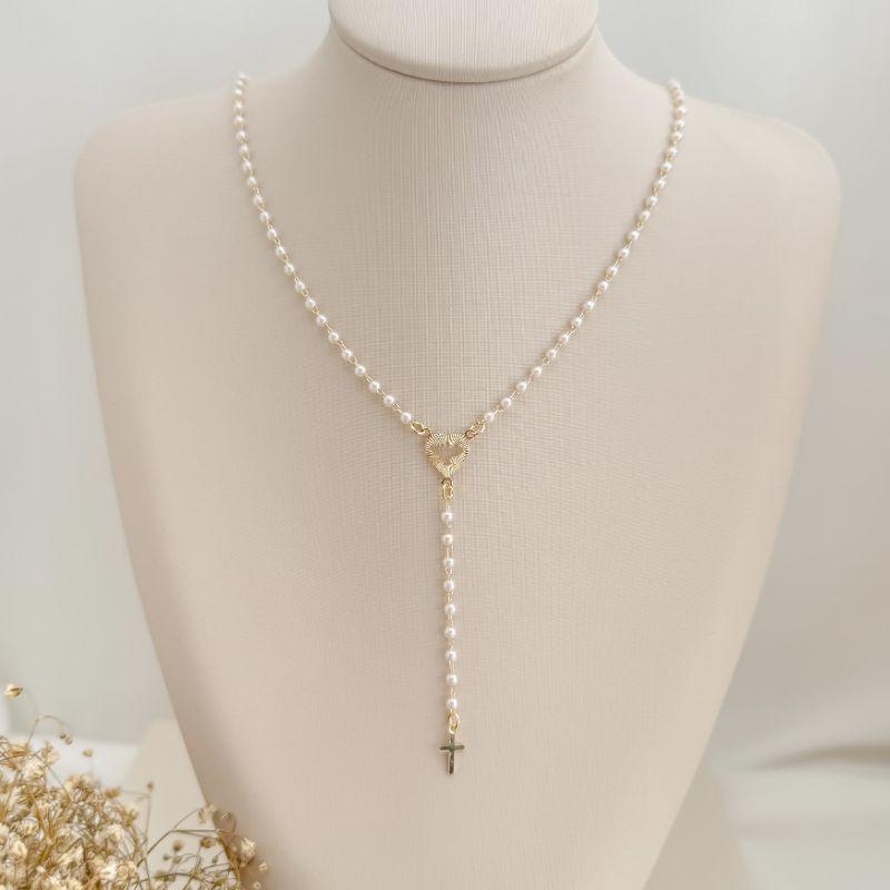 09.2364.15.O - (43) Colar terço de pérolas com entremeio de coração e Espírito Santo