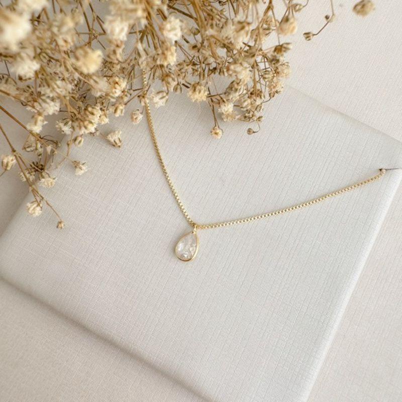 09.2365.1.O - (45) Colar pingente de gota cravação inglesa e corrente veneziana 0.8.