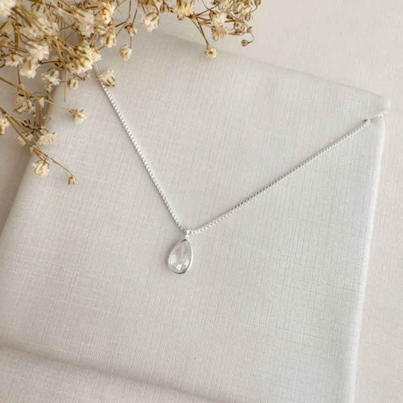 09.2365.1.S - (45) Colar pingente de gota cravação inglesa e corrente veneziana 0.8