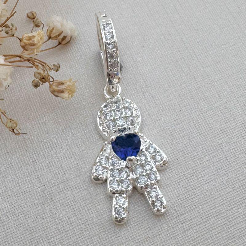 11.0594.4.S - Pingente de menino cravejado que abre com coração central