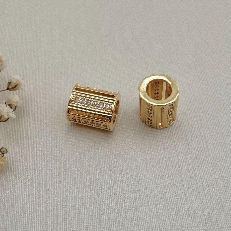 11.0601.1.O - Pingente separador de tubo longo em traços cravejados com separações entre eles