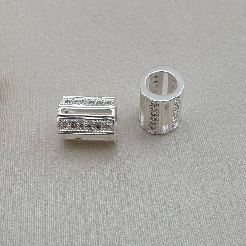 11.0601.1.S - Pingente separador de tubo longo em traços cravejados com separações entre eles