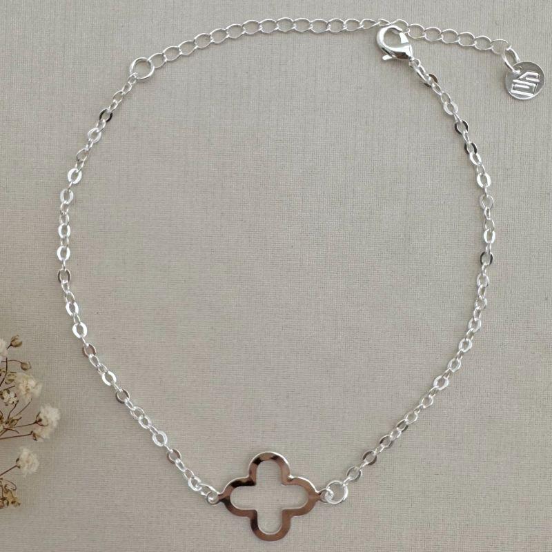 12.2117.0.S - Pulseira de elos ovais com silhueta de flor de alhambra lisa. Insp. Van-Cleef