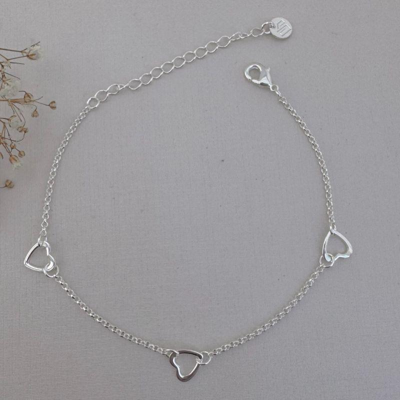 12.2141.0.S - Pulseira de elos português com três silhuetas de corações