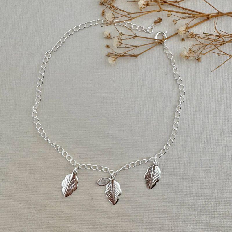 12.2159.0.S - Pulseira de elos clássicos com três pingentes de penas lisas