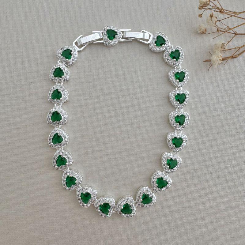 12.2172.5.S - Pulseira de corações rivera, pedra grande central e uma coluna de cravação. Possui extensor.