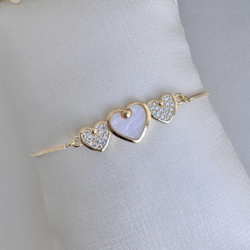 12.2191.15.O - Pulseira de três corações, central em madreperola e laterais cravejados de fecho gravata