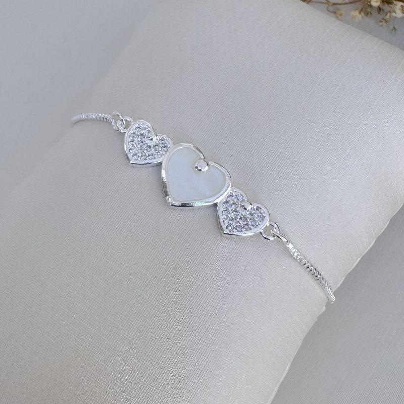 12.2191.15.S - Pulseira de três corações, central em madreperola e laterais cravejados de fecho gravata