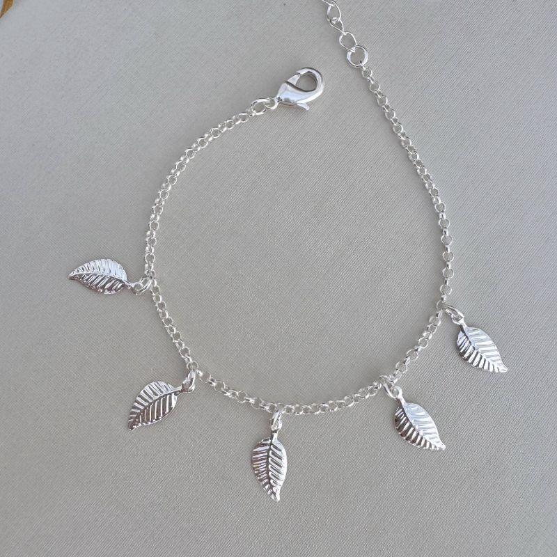 12.2194.0.S - Pulseira de elos português com pingente de folhas lisas