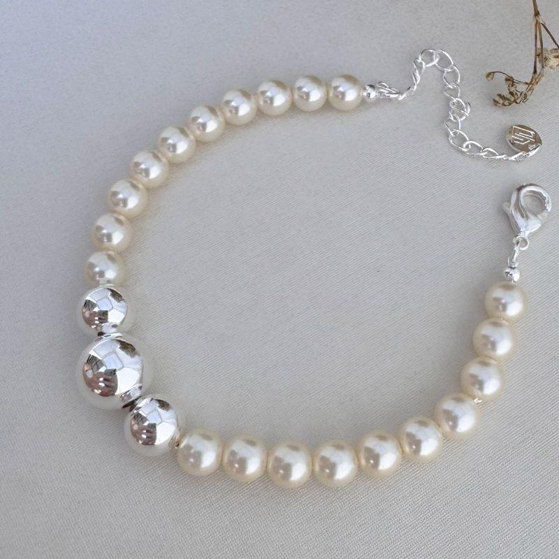 12.2196.15.S - Pulseira de pérolas com três bolas centrais em metal lisas