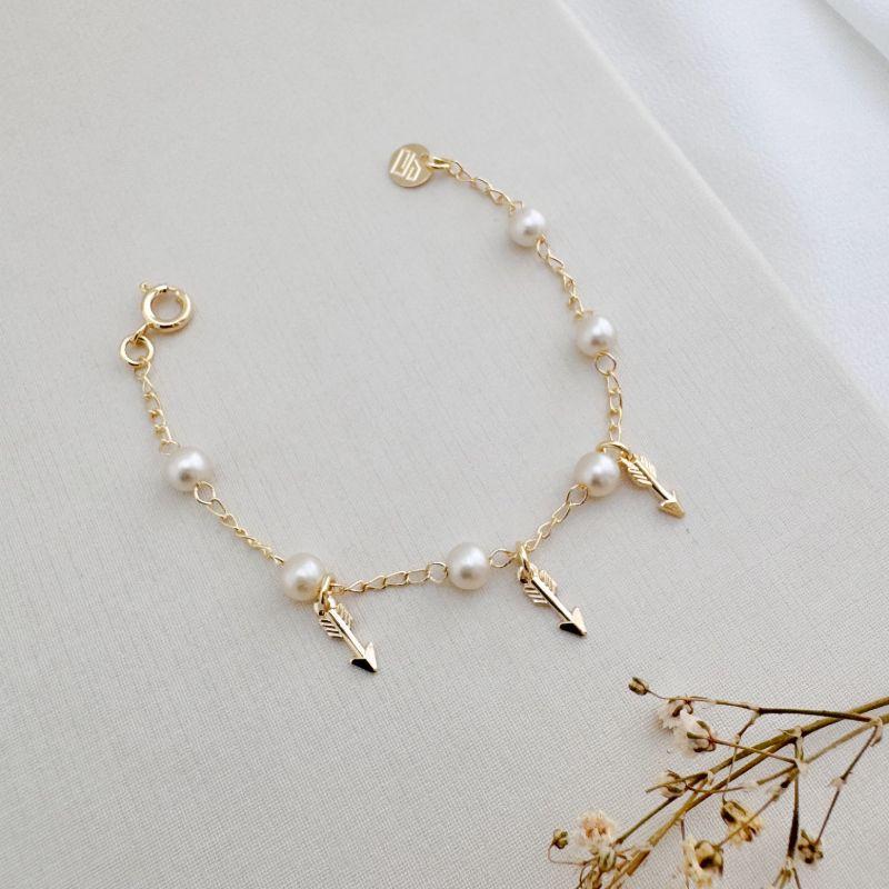 12.2199.15.O - Pulseira com pérolas e pingentes de setas lisas