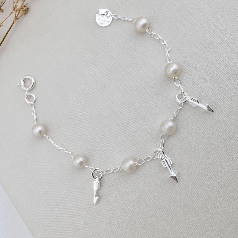 12.2199.15.S - Pulseira com pérolas e pingentes de setas lisas