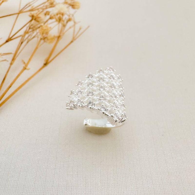 13.0250.1.S - Piercing de formato triangulo em efeito rede com zirconias em vez de nó