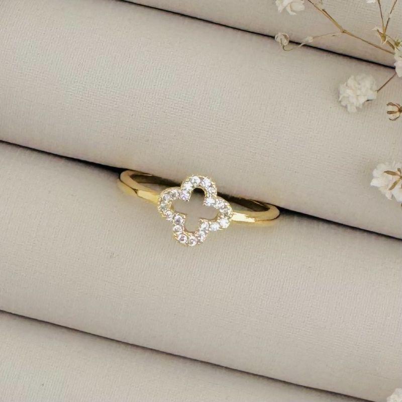 03.2215.1.O - (16) Anel de aro liso som silhueta alhambra cravejada