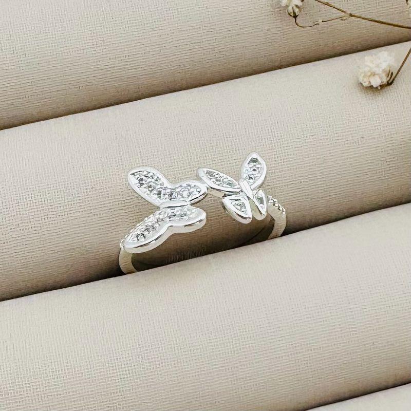 03.2218.1.S - (16) Anel de aro metade cravejado com duas borboletas cravejadas