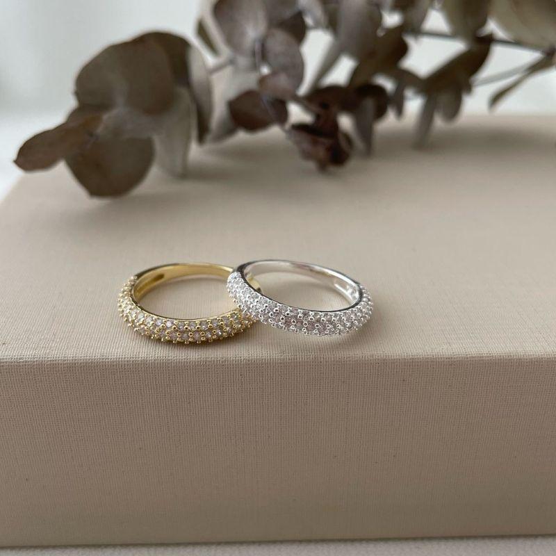 03.2220.1.O - (13) Anel estilo aliança cravejada em tres linhas de grupo