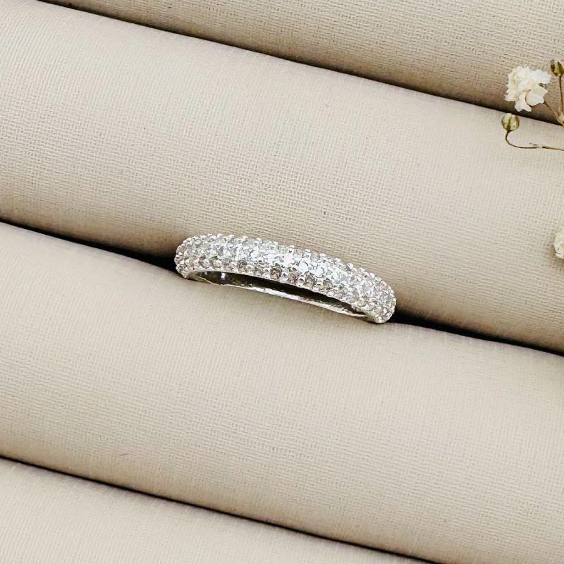 03.2220.1.S - (13) Anel estilo aliança cravejada em tres linhas de grupo