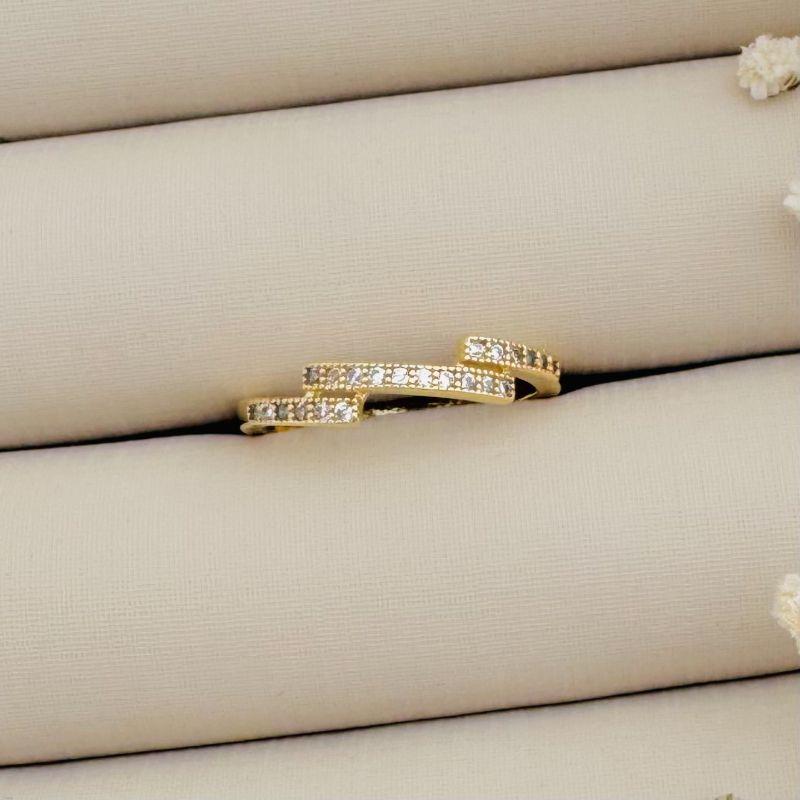 03.2223.1.O - (17) Anel de tres traços cravejado com aro liso