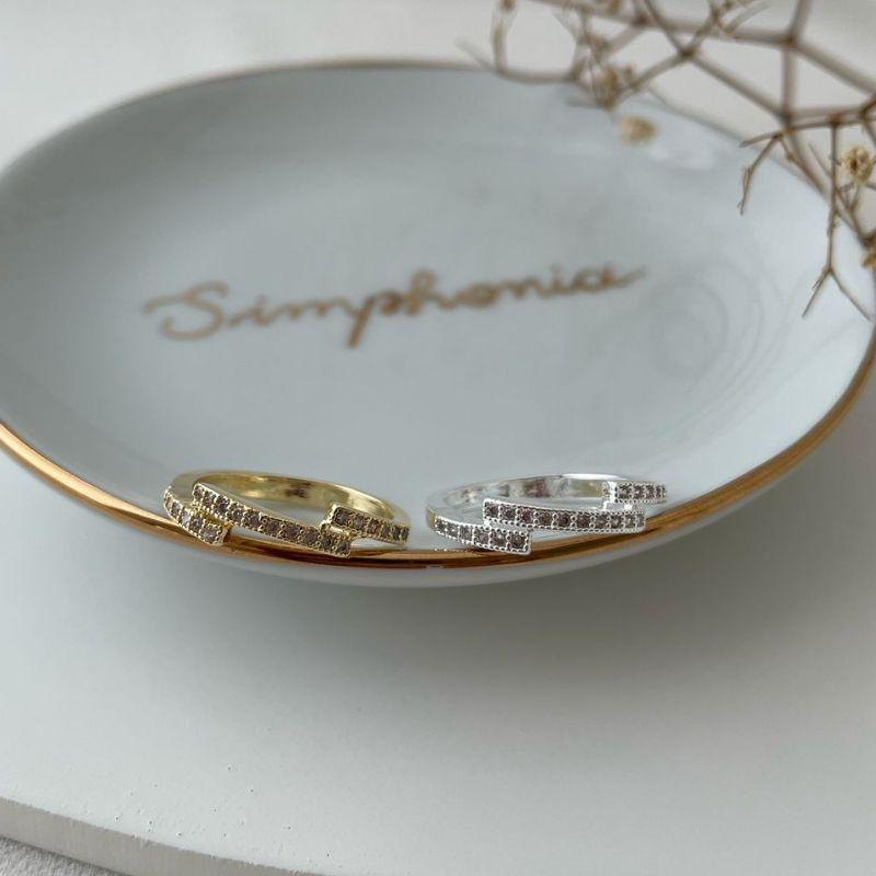 03.2223.1.S - (19) Anel de tres traços cravejado com aro liso