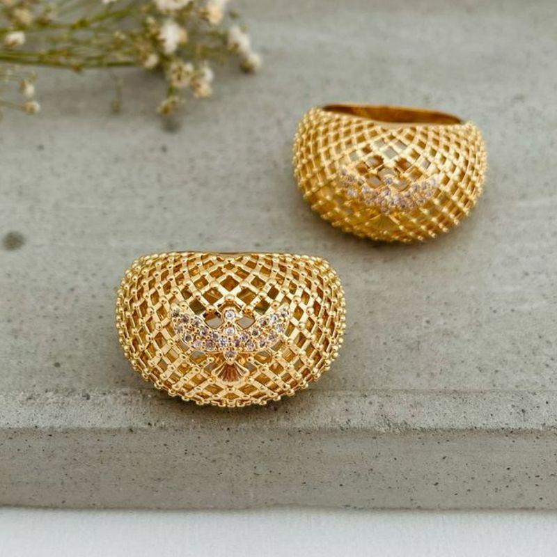 03.2225.1.O - (25) Anel oval alto em efeito rede lisa com espirito santo cravejado