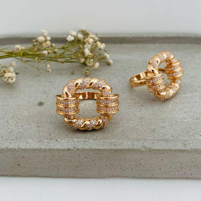 03.2227.1.O - (20) - Anel silhueta quadrada em efeito corda de cravação intercalada com trava reta laterais