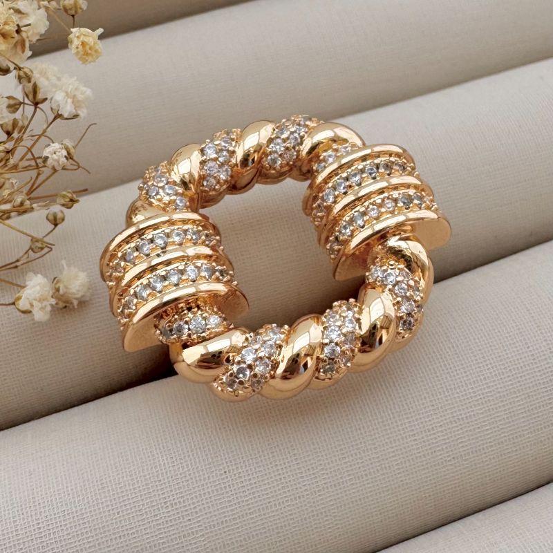 03.2227.1.O - (23) - Anel silhueta quadrada em efeito corda de cravação intercalada com trava reta laterais