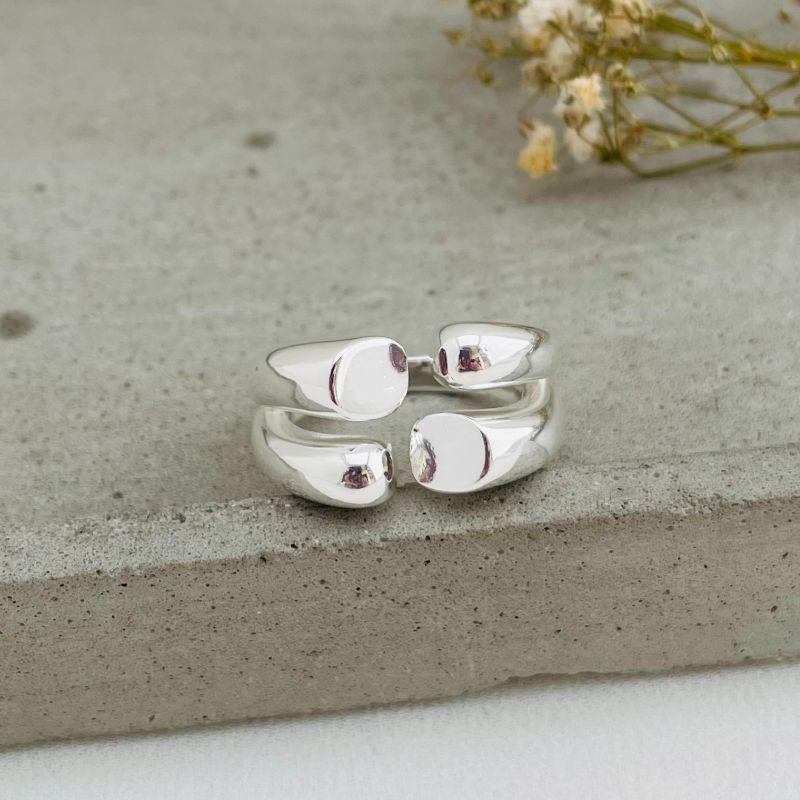 03.2228.0.S - (20 ao 22) Anel liso de aro duplo aberto de gota nas pontas