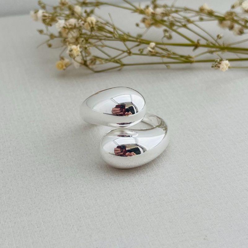 03.2229.0.S - (19 ao 21) Anel aberto duas gotas grandes lisas transpassadas