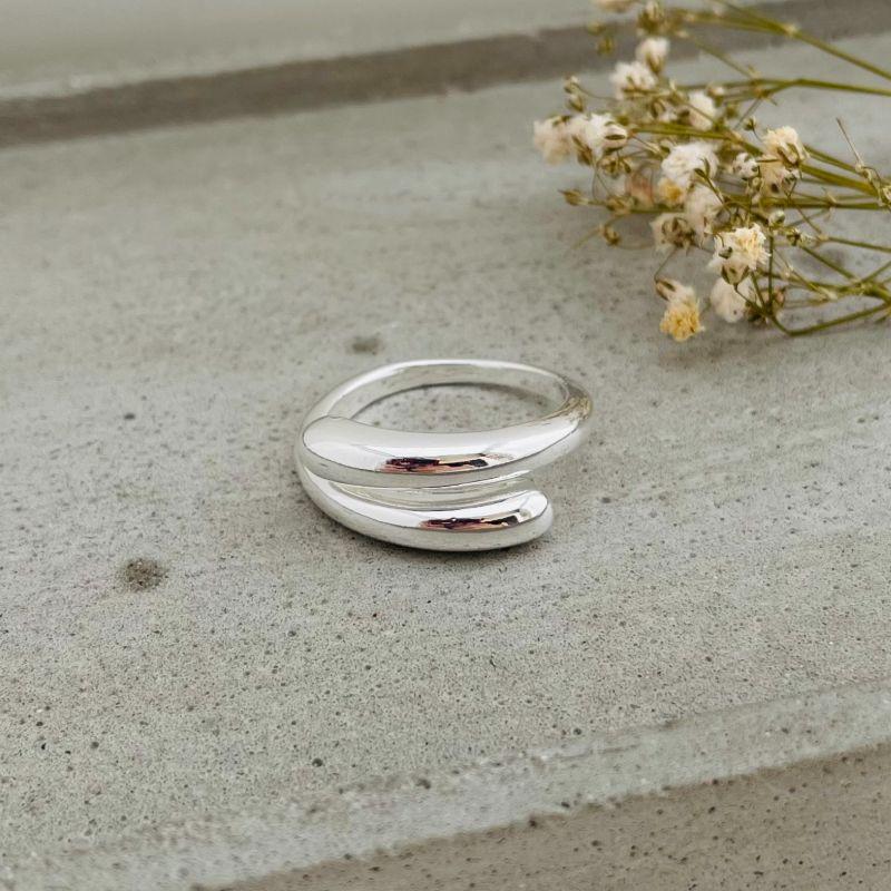 03.2231.0.S - (19 ao 22) Anel aberto de aro liso em uma gota fina em cada ponta