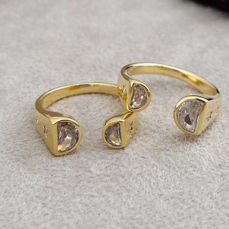 03.2232.1.O - (13 ao 17) Anel aberto de aro liso com ponta alta em pedra formato D cravaçao inglesa