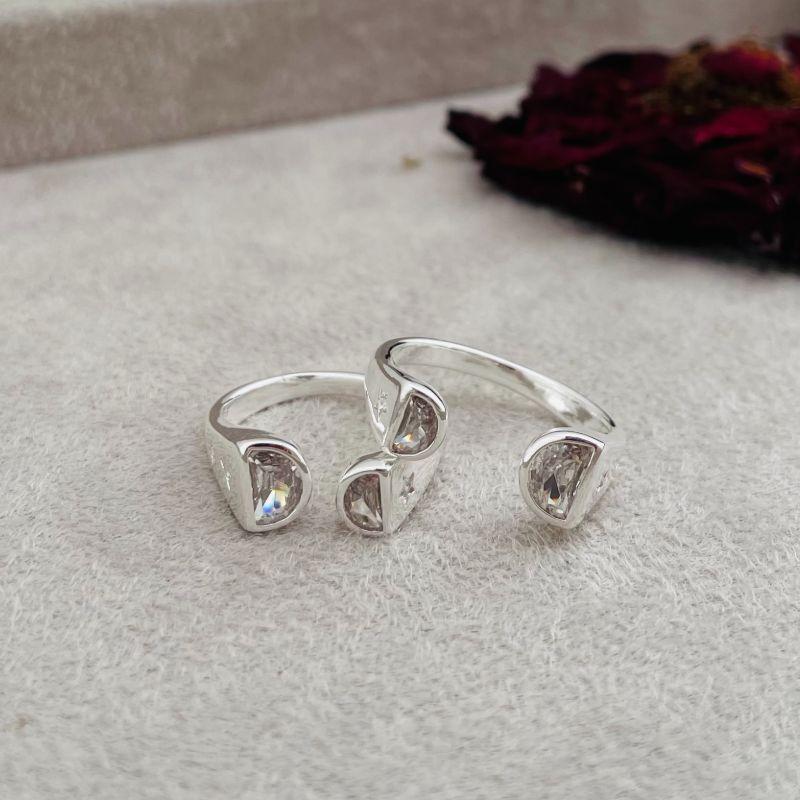 03.2232.1.S - (13 ao 17) Anel aberto de aro com estrela de ponta alta em pedra formato D cravaçao inglesa