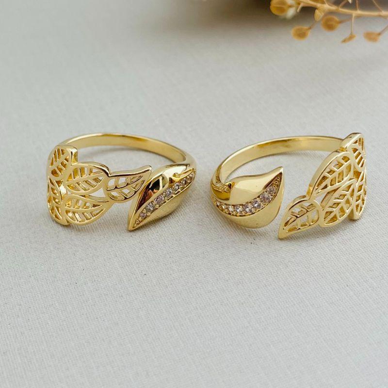 03.2233.1.O - (17 ao 21) Anel de aro aberto com uma folha lisa e cacho de folhas desenhadas em outra ponta