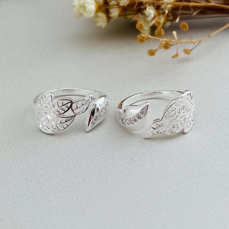 03.2233.1.S - (17 ao 21) Anel de aro aberto com uma folha lisa e cacho de folhas desenhadas em outra ponta